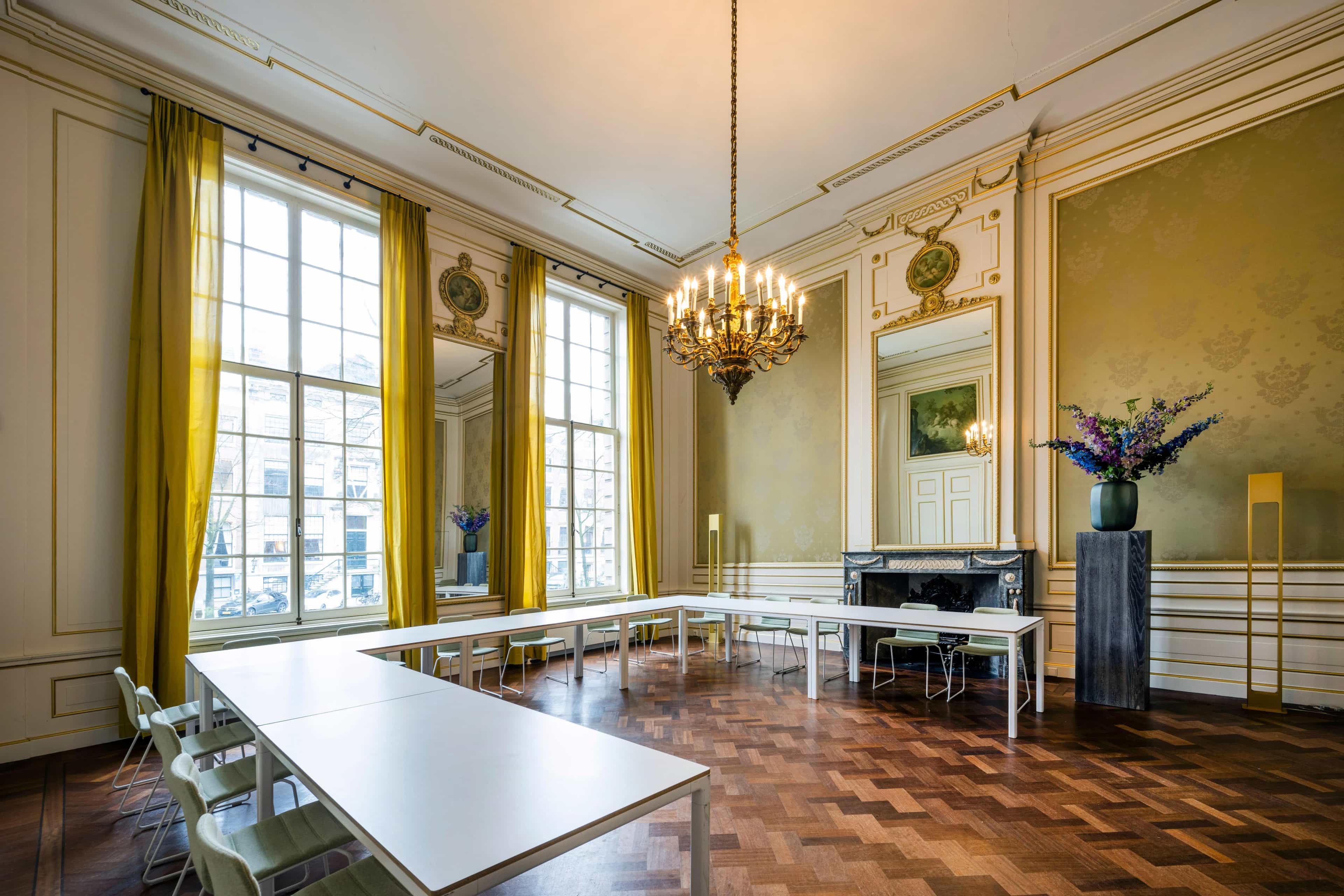 Hug window meeting room